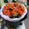 Букет огненых кустовых роз с матрикарией 