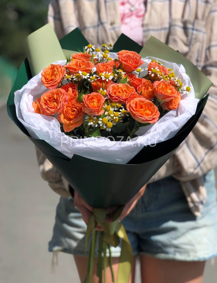 Цветы c доставкой во Владивостоке <br>#DV008 Букет огненных кустовых роз с матрикарией 