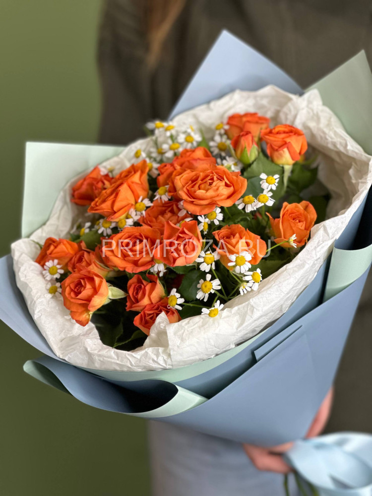 #DV008 Букет огненных кустовых роз с матрикарией