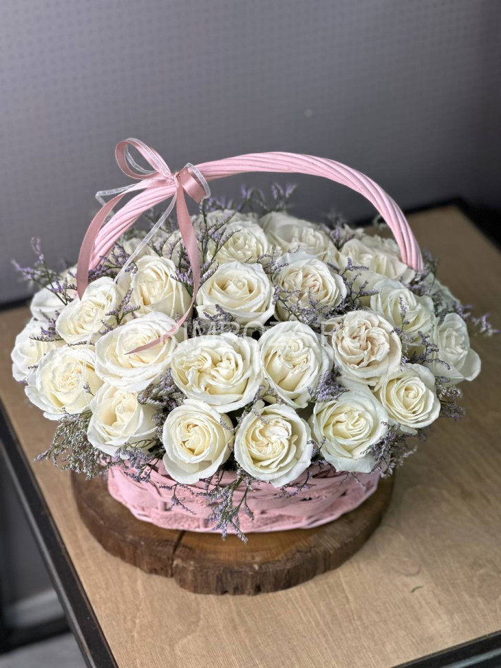 Цветы c доставкой во Владивостоке <br>Букет из роз в корзине #K4036 1 