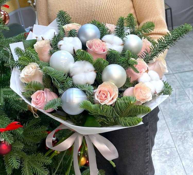 Нежный букет с нобилисом и розами