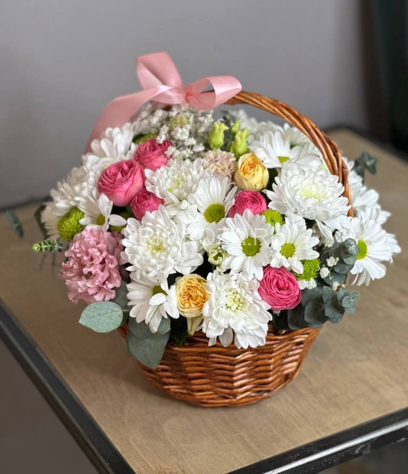 Сборный букет в декоративной корзине #A2052
