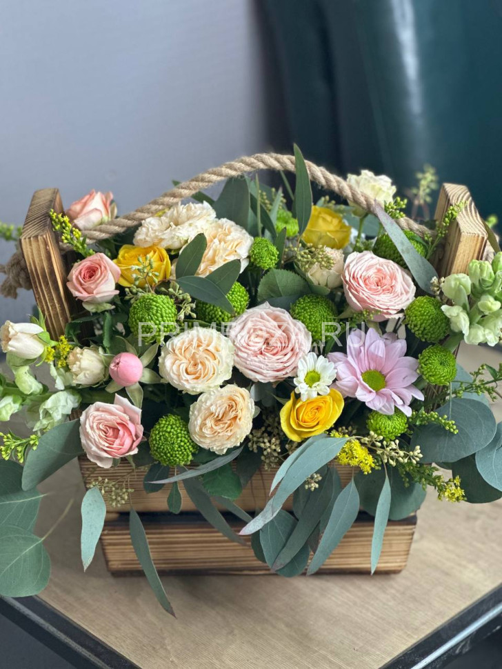 Цветы c доставкой во Владивостоке <br>Сборный букет в декоративной корзине #A2052 