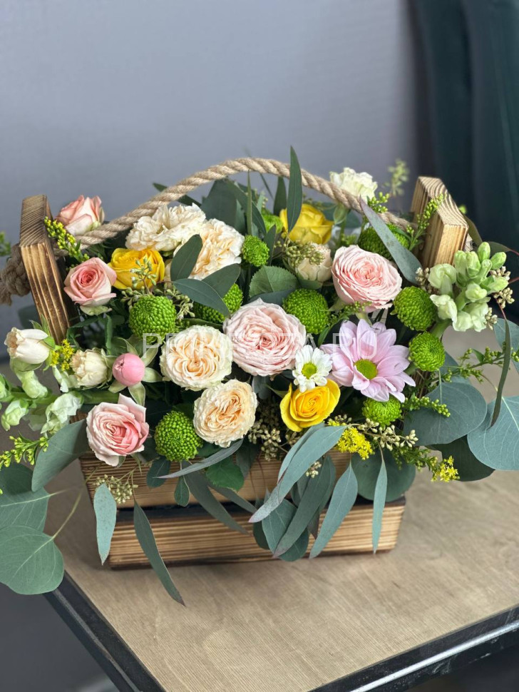 Цветы c доставкой во Владивостоке <br>Сборный букет в декоративной корзине #A2052 