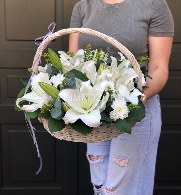 Цветы c доставкой во Владивостоке <br>Букет из лилий в корзине #6723 