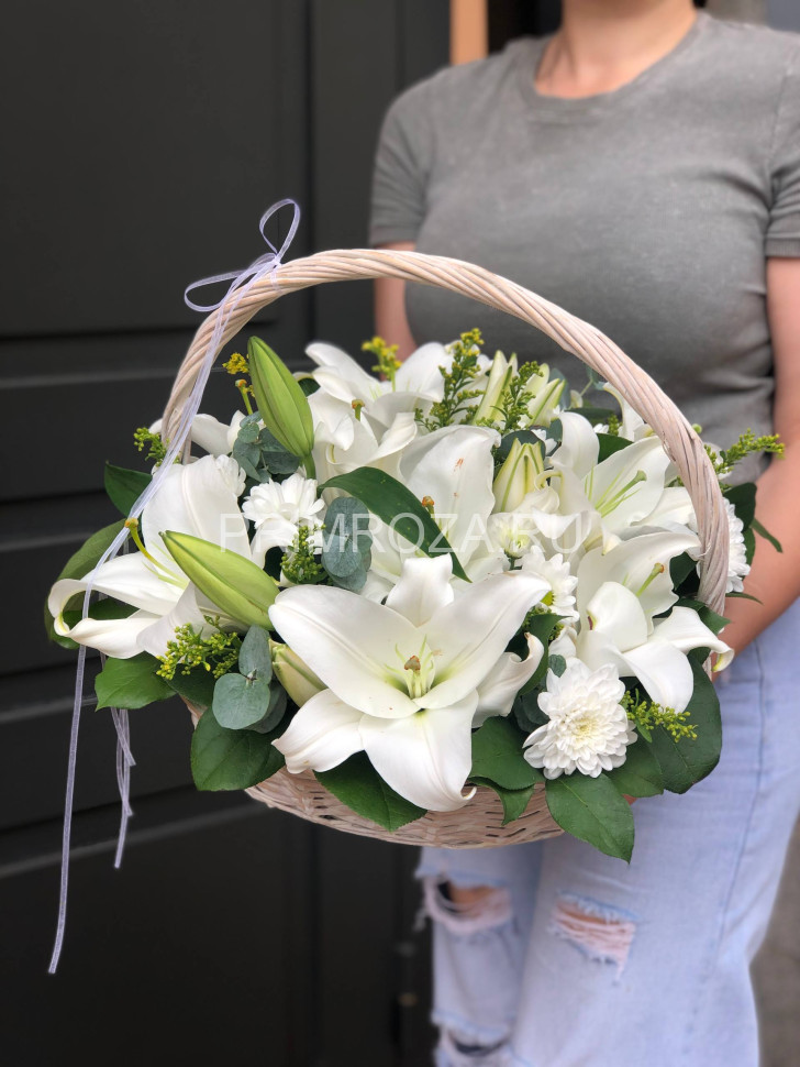 Цветы c доставкой во Владивостоке <br>Букет из лилий в корзине #6723 