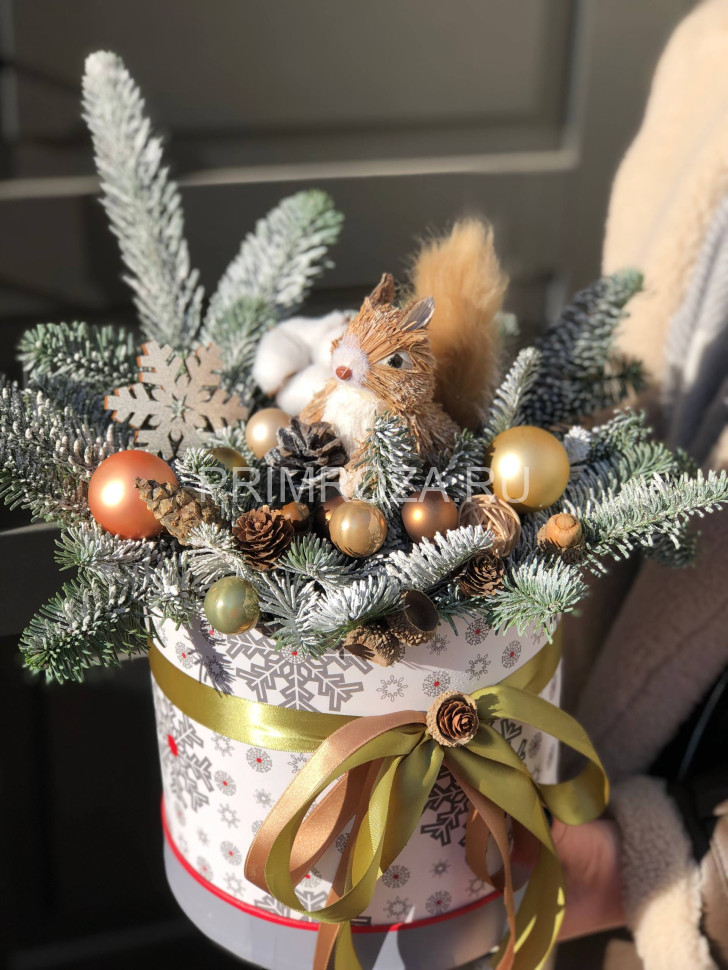 Цветы c доставкой во Владивостоке <br>Новогодняя композиция в декоративной коробке #NY0621