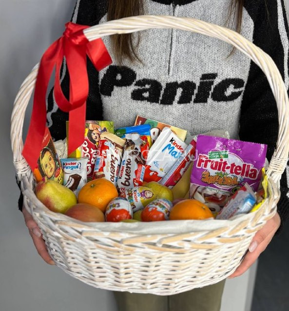 Цветы c доставкой во Владивостоке <br>Подарочная корзина #D007