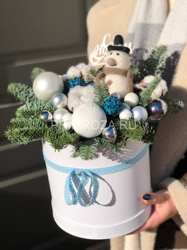 Цветы c доставкой во Владивостоке <br>Новогодняя композиция в декоративной коробке #NY0622 