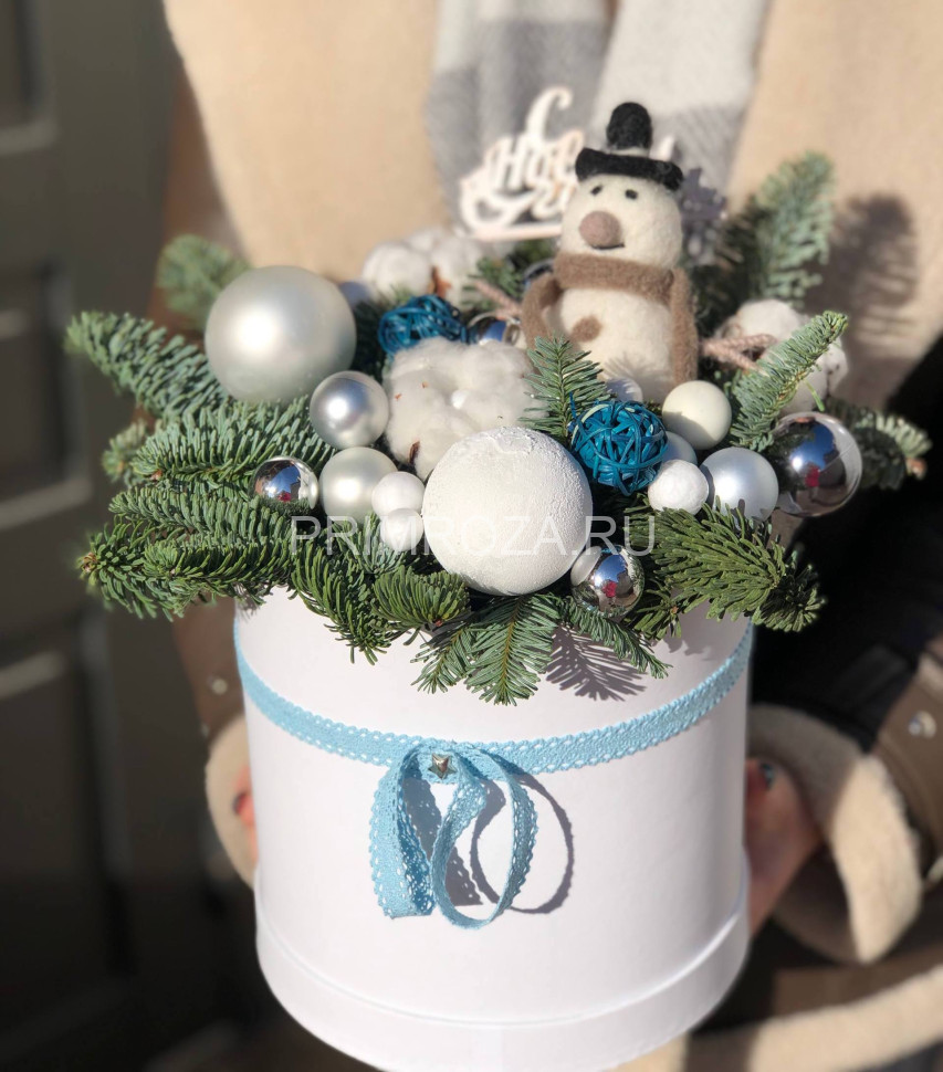 Цветы c доставкой во Владивостоке <br>Новогодняя композиция в декоративной коробке #NY0622 