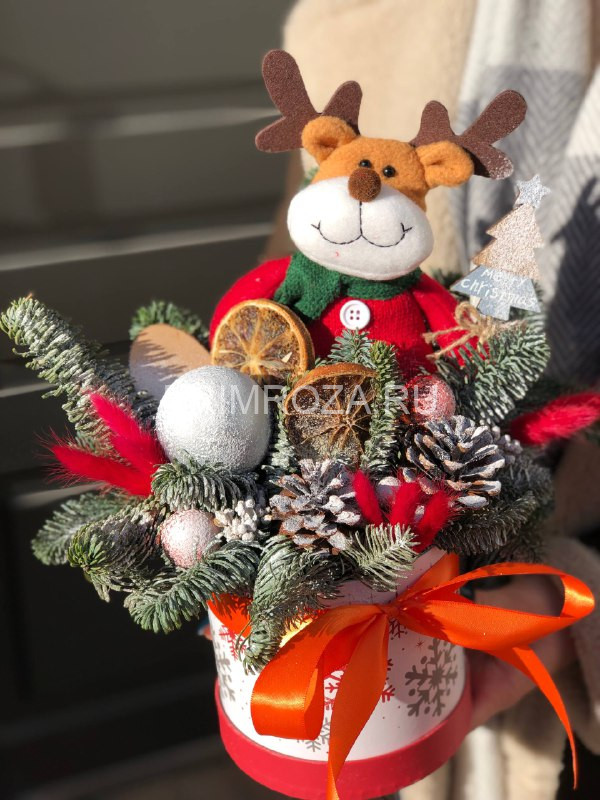 Цветы c доставкой во Владивостоке <br>Новогодняя композиция в декоративной коробке #NY0623 