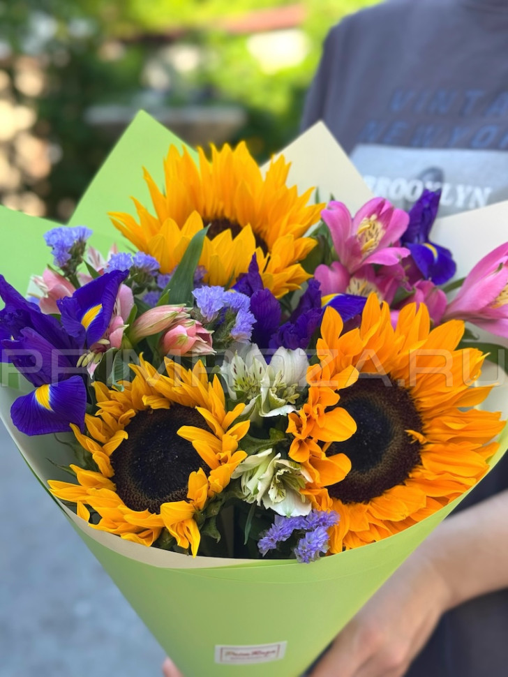 Цветы c доставкой во Владивостоке <br>Букет с подсолнухами и ирисами  