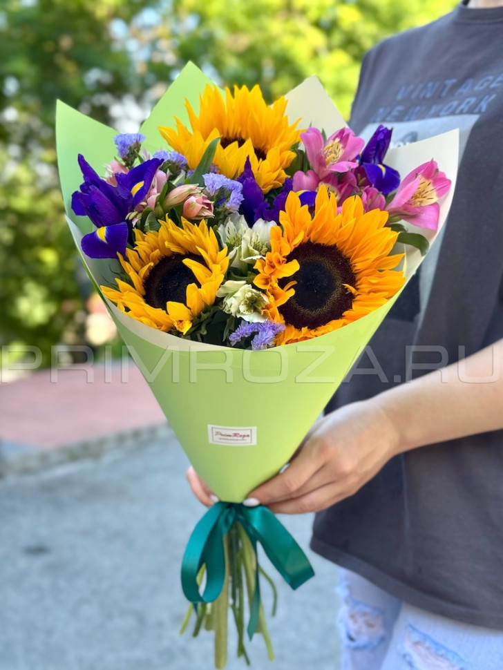 Цветы c доставкой во Владивостоке <br>Букет с подсолнухами и ирисами  