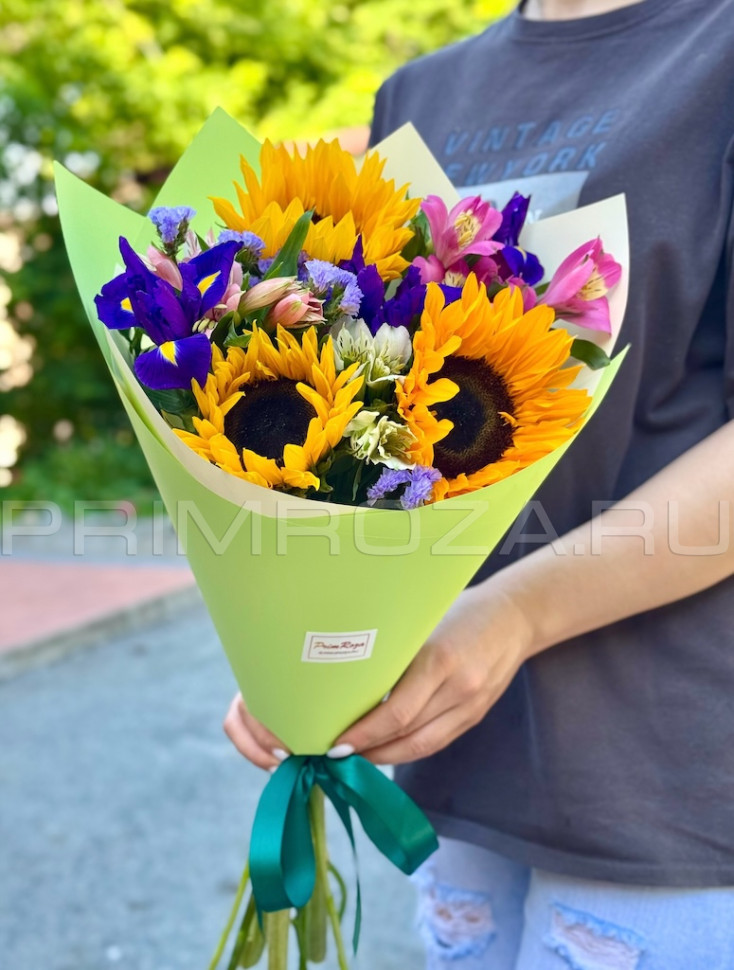 Цветы c доставкой во Владивостоке <br>Букет с подсолнухами и ирисами  