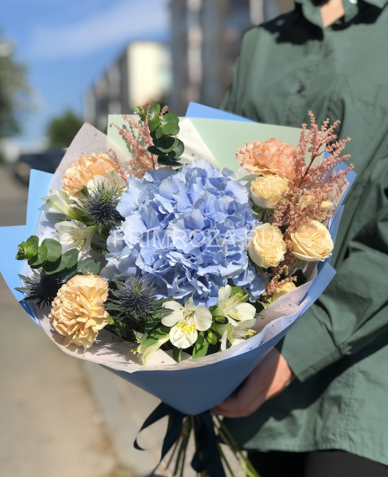 Цветы c доставкой во Владивостоке <br>Букет с гортензией 
