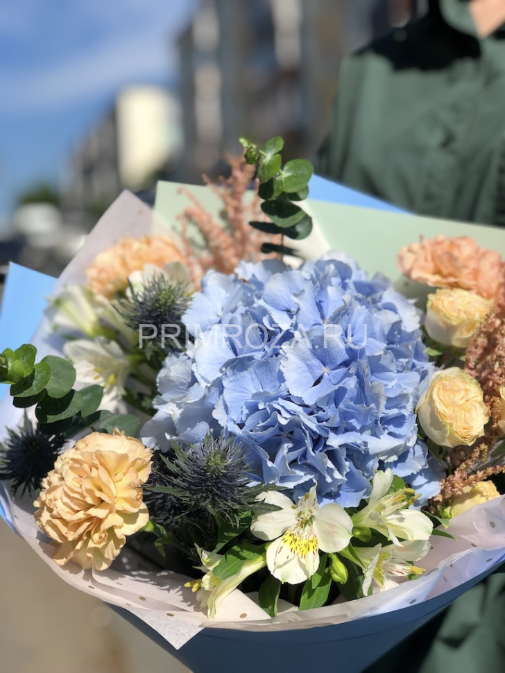 Цветы c доставкой во Владивостоке <br>Букет с гортензией 