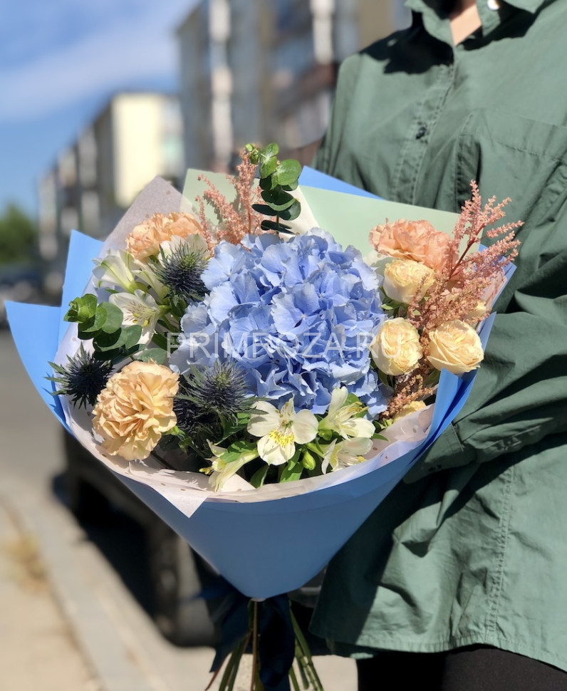 Цветы c доставкой во Владивостоке <br>Букет с гортензией 